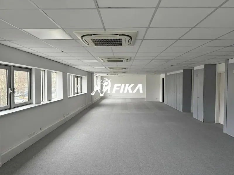 BUREAUX - A LOUER - 938 m² - (33000) BORDEAUX