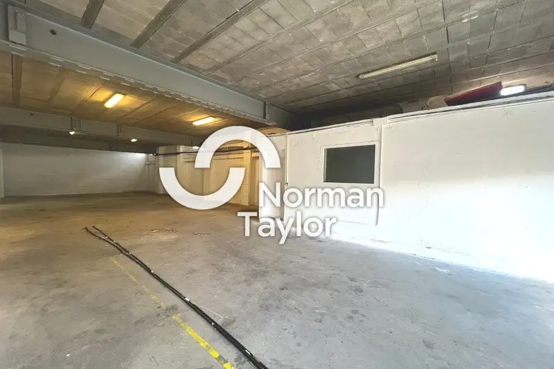 Entrepôt / Activité à louer - Laroque-Des-Albères (66740) - 200 m² - 2 000 €/...