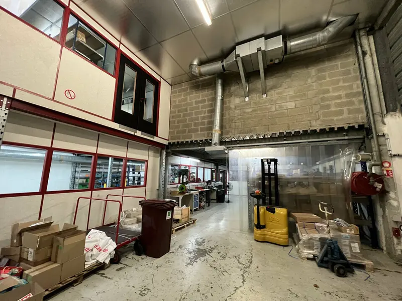 LOCAUX D'ACTIVITE A VENDRE 