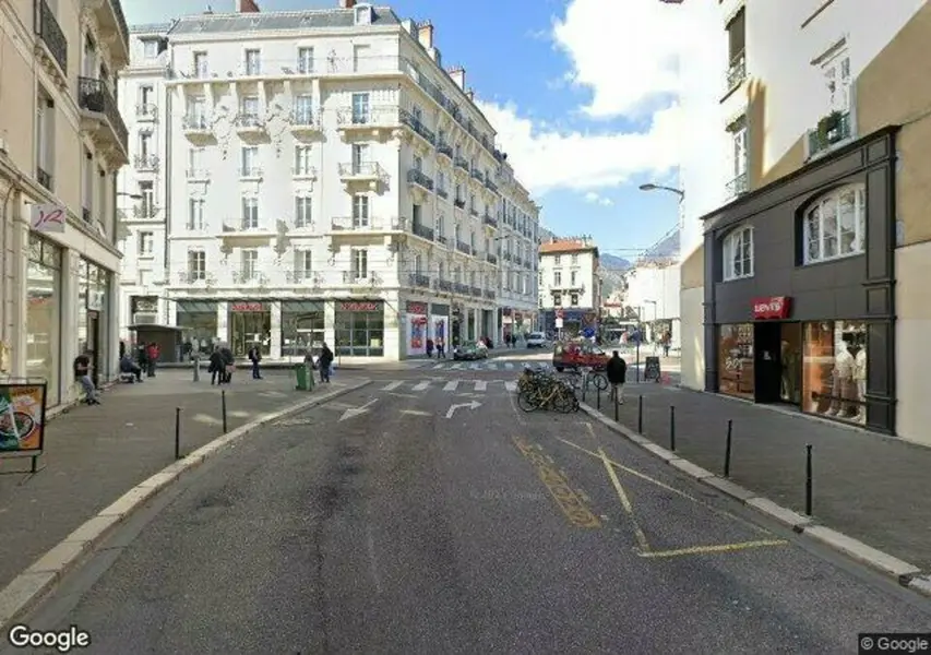 Local Commercial à louer - Grenoble (38000) - 260 m² - 10 000 €/mois