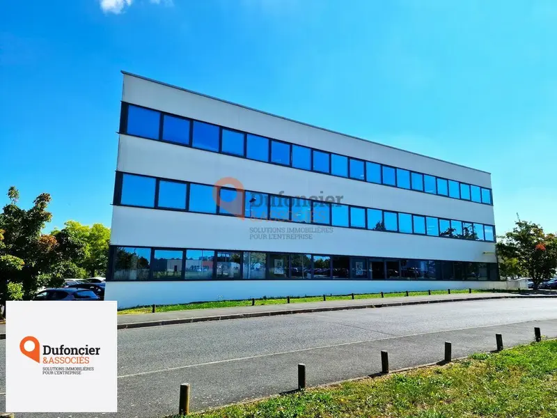 A louer Bureaux 911m² Chasseneuil-du-Poitou