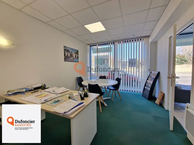 POITIERS  BUREAUX VENDUS LOUÉS  INVESTISSEMENT LOCATIF  82 m²