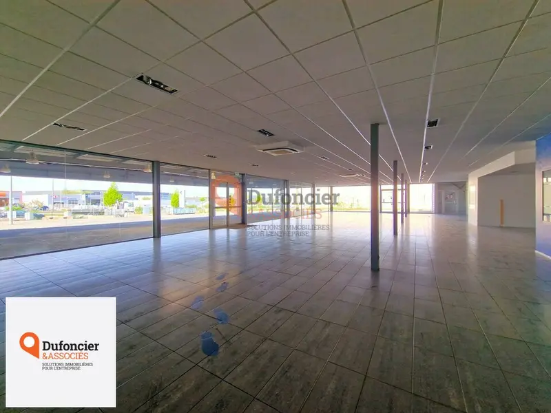 A louer Local commercial  1058m² Migné-Auxances