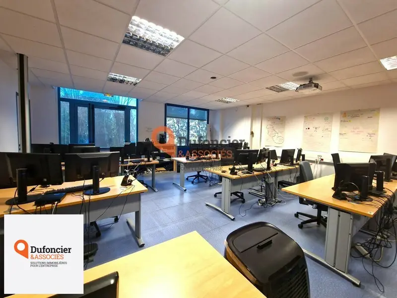 LOCATION BUREAUX 140M² POITIERS EST : PARKING GRATUIT