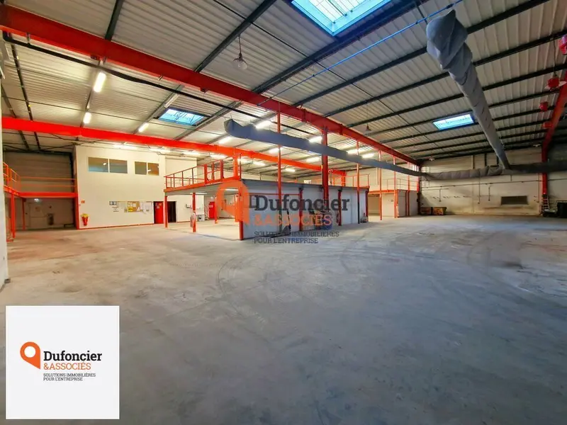 A vendre Locaux d'activité 2206m² Poitiers