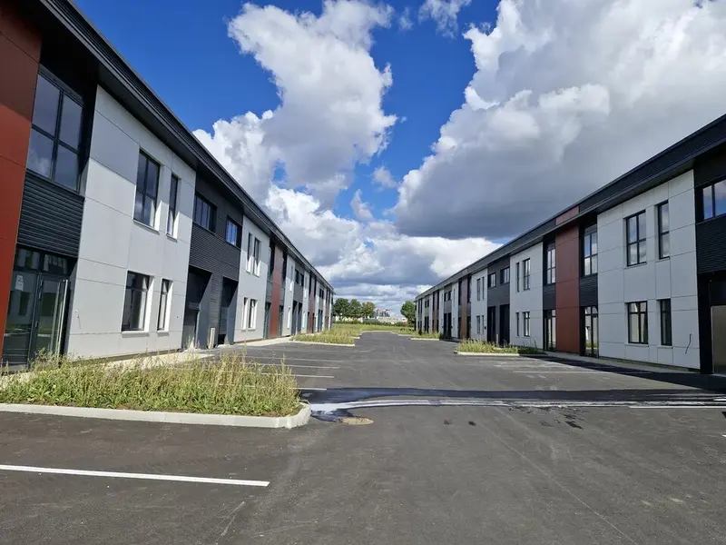 Entrepôt / Activité à louer - Lieusaint (77127) - 235 m² - 2 447 €/mois