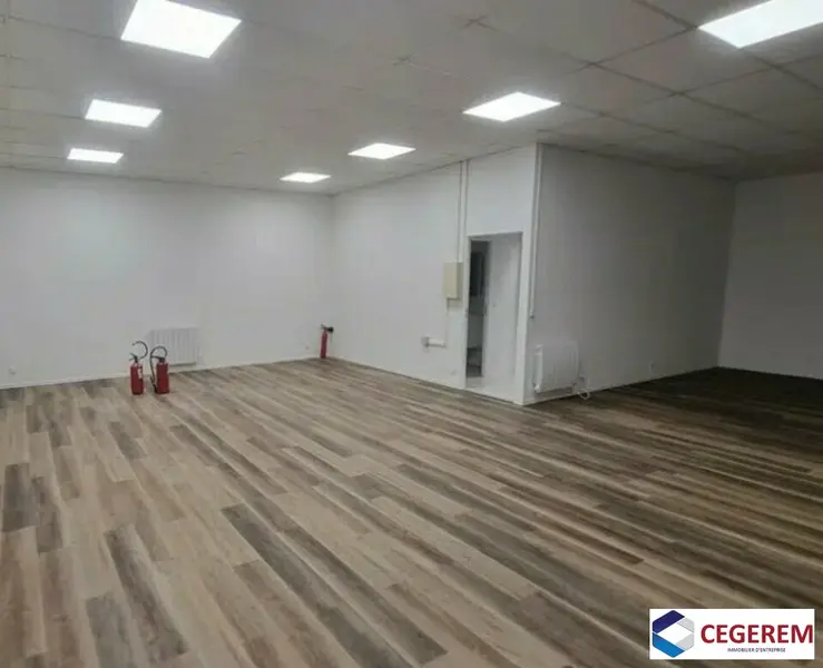 BUREAU DE 68 M2 A LISSES