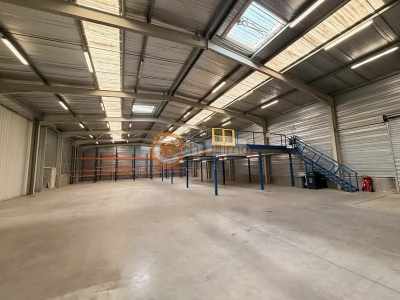 A LOUER - LOCAL D'ACTIVITES - 1.500 M² - TERRAIN 6.300 M²