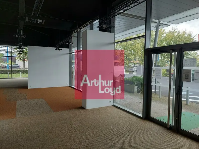 AUBIERE A LOUER LOCAL COMMERCIAL 678 M²