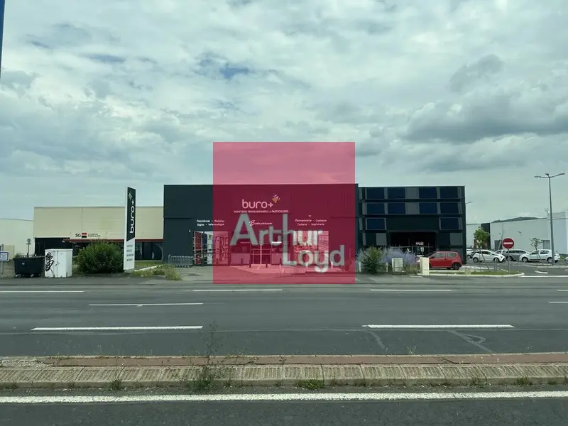 AUBIERE LOCAL COMMERCIAL A LOUER 940 M²