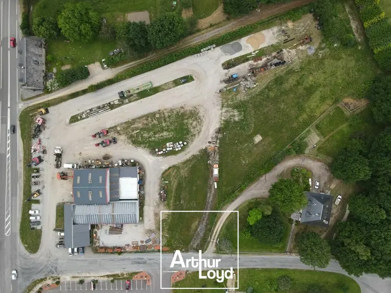 Terrain de 12 500m2 avec local de 900m2- zone commercial - Egletons