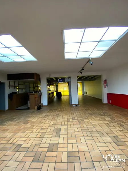À LOUER  LOCAL COMMERCIAL 212 m²