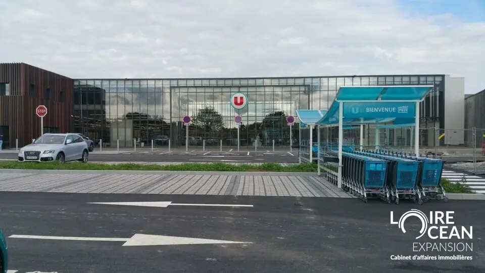 À LOUER  Cellule commerciale B2  1 040 m²  Treillières