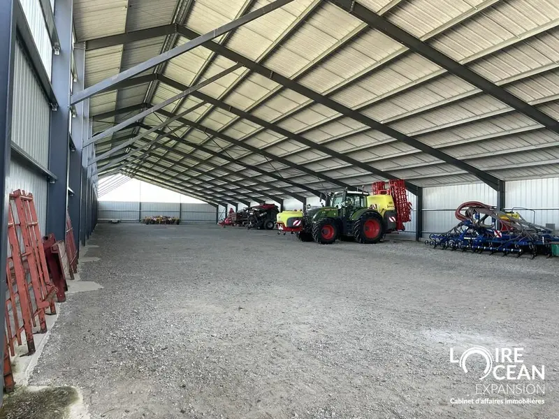 À LOUER  Bâtiments de stockage en zone A