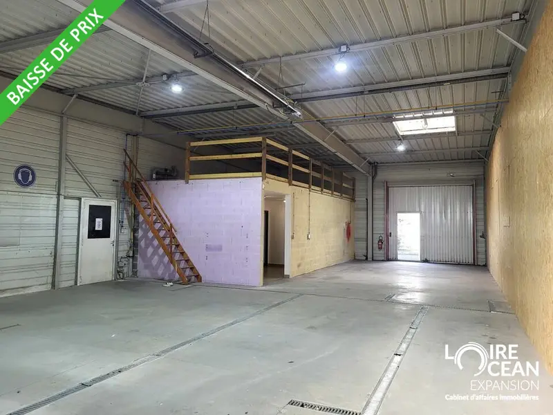 LOCAL D'ACTIVITE/ENTREPOT A CHEMERE 