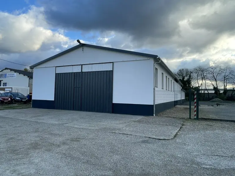 A LOUER LOCAL DE 630 m2 avec terrain de 3000m2