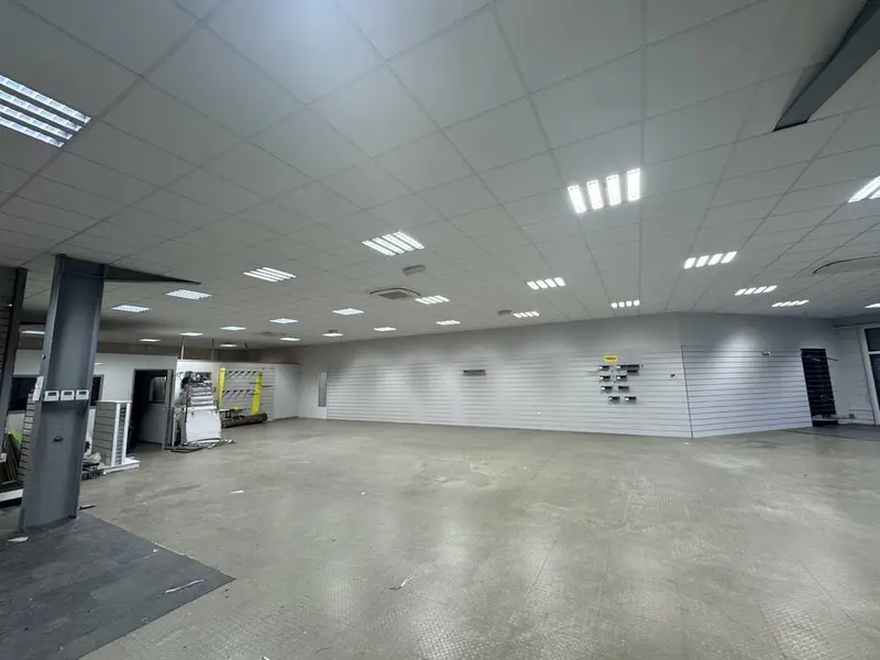 A Boé, sur un axe commercial, 330 m² avec parkings !! Rare