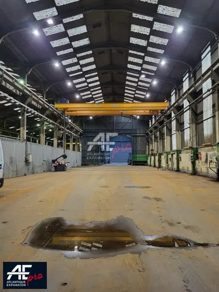 A VENDRE LOCAL D'ACTIVITES  AVEC PONTS ROULANTS 