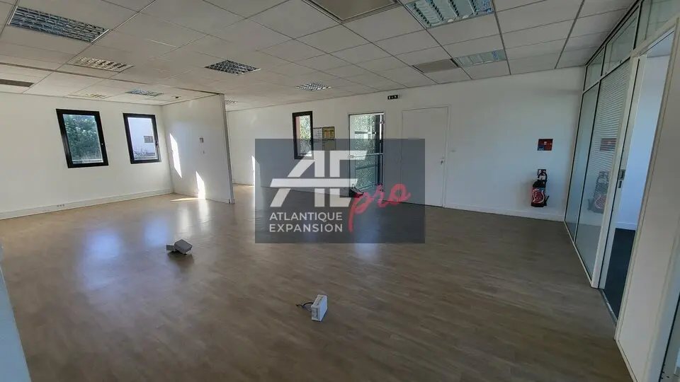 A LOUER BUREAUX de 197 m²  avec parking. 