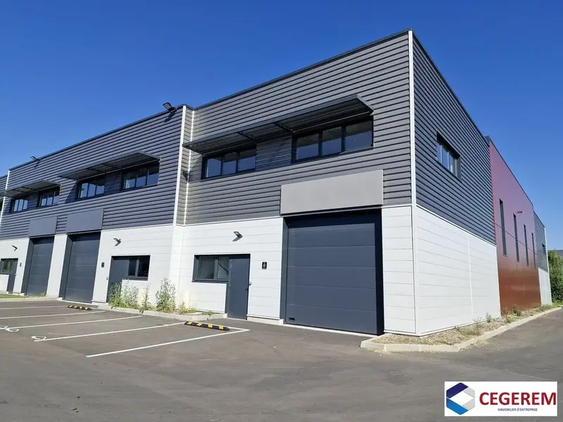 A SENART LOCAUX D'ACTIVITE NEUF DE 270 M2