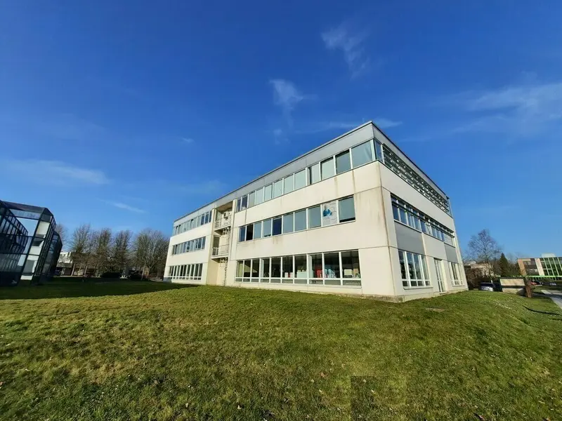 Au coeur du Parc de La Vatine - Immeuble climatisé et parking.