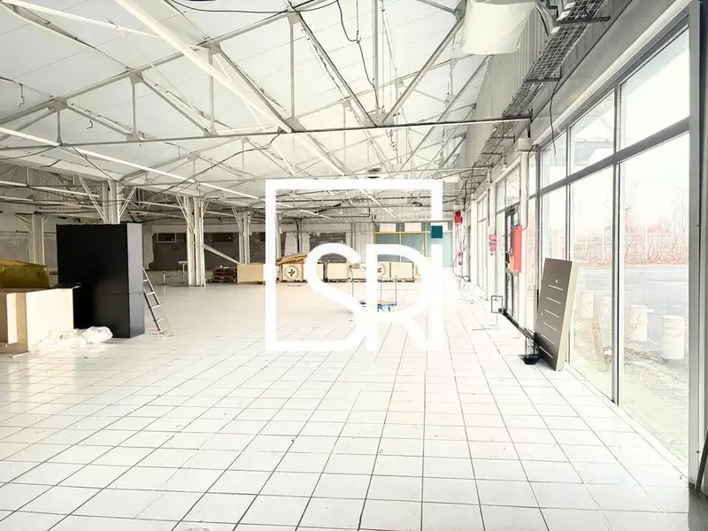 RARE - LOCAL COMMERCIAL 1 027 M² - AXE PASSANT - 63170 AUBIERE 