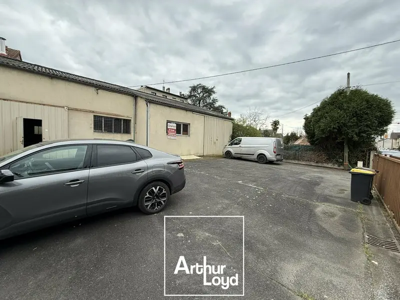 A LOUER Local d'activité 314 m2-Brive-Parking