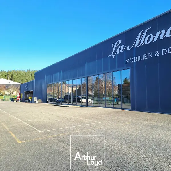 Local d'activité rénové  Visibilité premium axe passant-Treignac