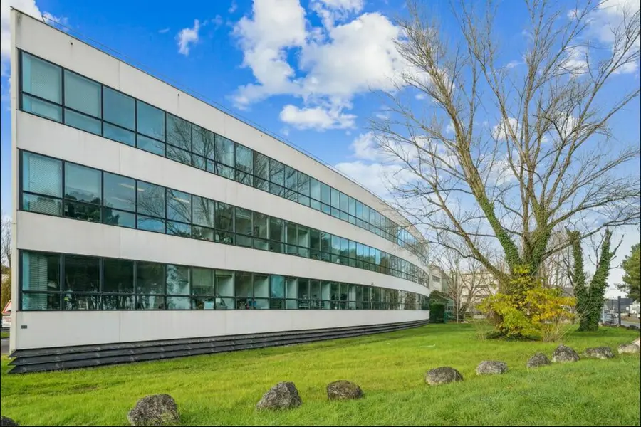 A Bruges, immeuble indépendant de de 1 955 m² en R+2 à la location