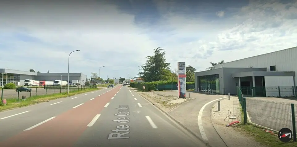 Local Numéro 1, avec parkings le Passage, proche autoroute.  