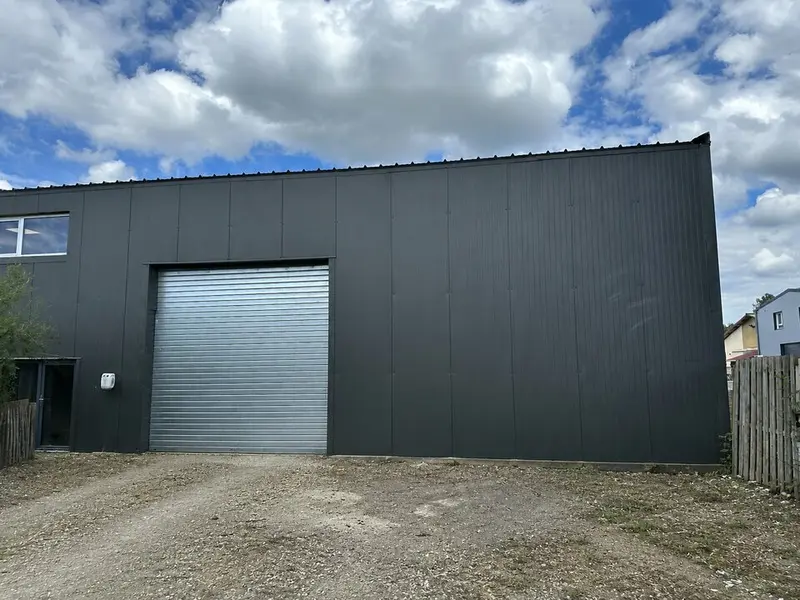 A LOUER - LOCAL D'ACTIVITES - 122 M² + COURS PRIVATIVE
