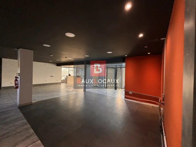 Local Commercial à louer - Orange (84100) - 228 m² - 2 300 €/mois