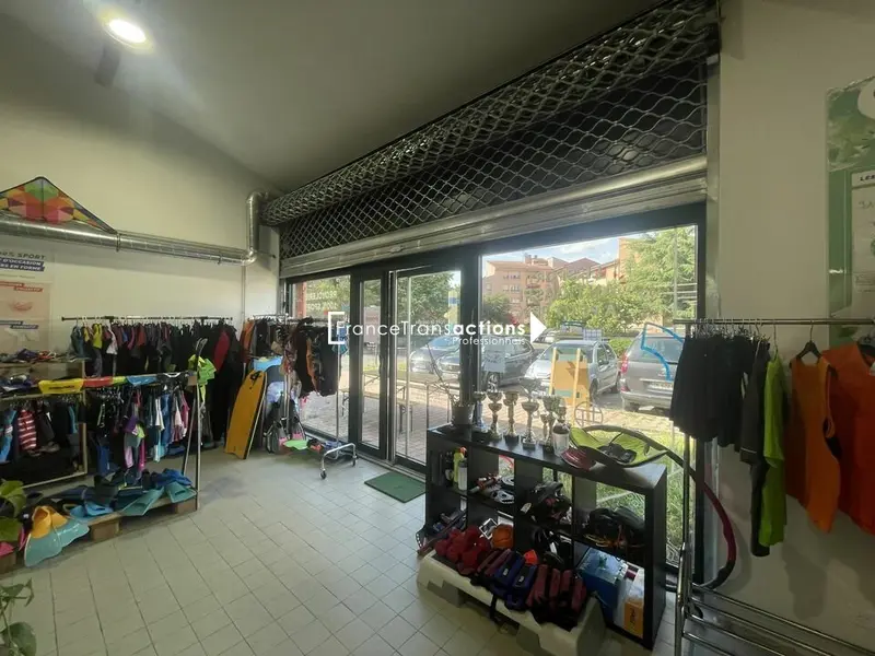 A LOUER LOCAL COMMERCIAL 135 M² CENTRE COMMERCIAL BORDEROUGE
