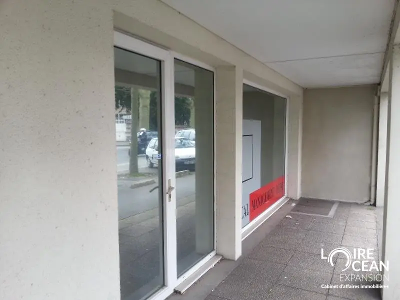 Local commercial ou bureau à louer  Axe passant