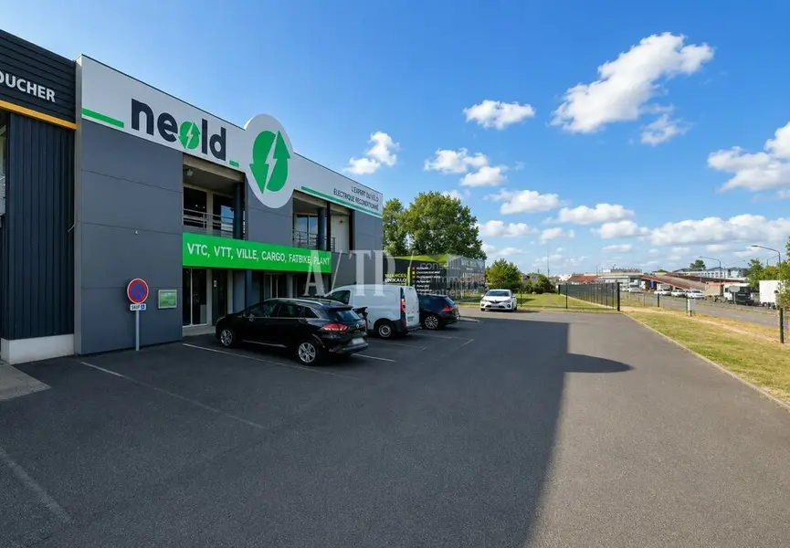 Local Commercial à louer - Bordeaux (33300) - 1200 m² - 11 000 €/mois
