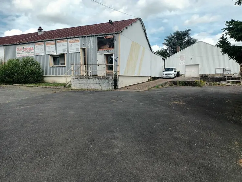 Ancien ensemble immobilier sur grand terrain en bon état.
