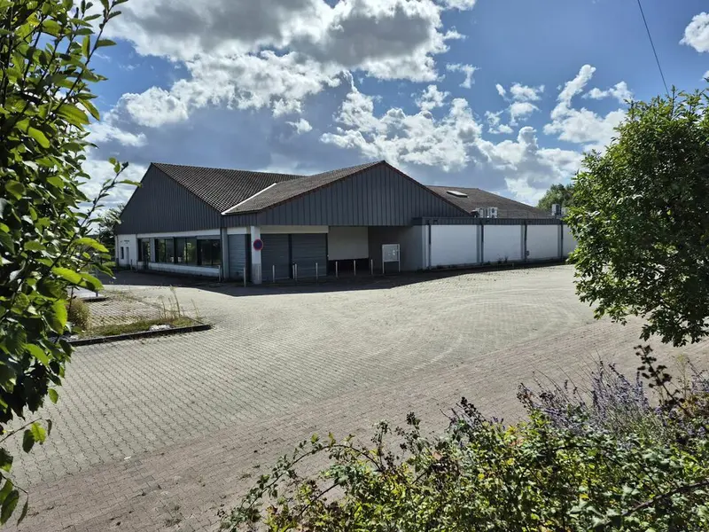 A  vendre local d'activité d'environ 1050m² 