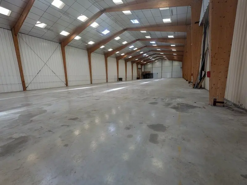 A VENDRE LOCAL D'ACTIVITE D'ENVIRON 730M² SUR UNE PARCELLE DE 1600M²