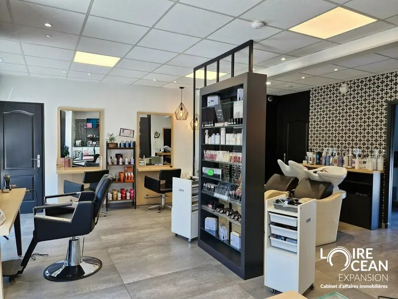 À VENDRE - FONDS DE COMMERCE DE COIFFURE - CENTRE-BOURG DE VUE