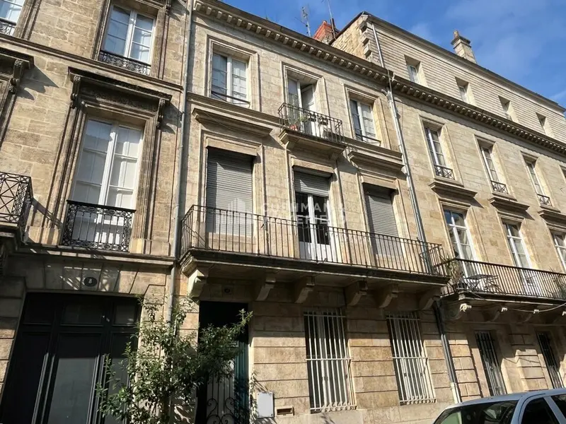 A LOUER - BUREAUX DE 80 M² - QUINCONCES / JARDIN PUBLIC