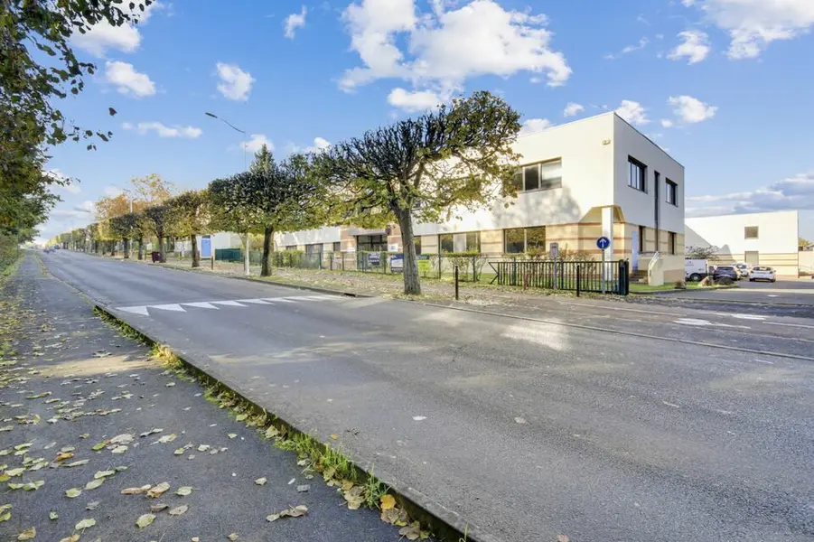 LOCAL D'ACTIVITE A LOUER DISPONIBLE IMMEDIATEMENT
