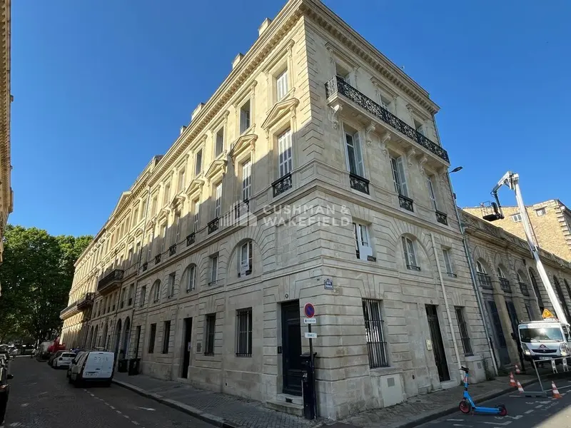 A LOUER - BUREAUX DE 187 M² - QUINCONCES / JARDIN PUBLIC