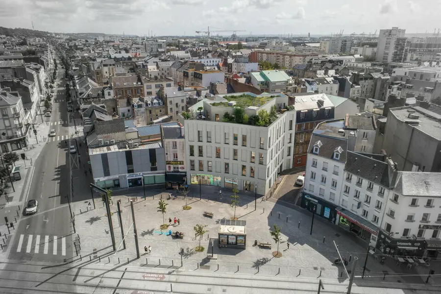 Emplacement stratégique - Bel immeuble neuf + parking.