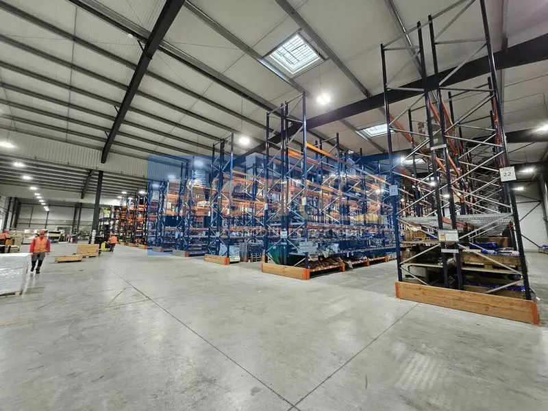 PLATEFORME LOGISTIQUE DE 4279 m2 Récente