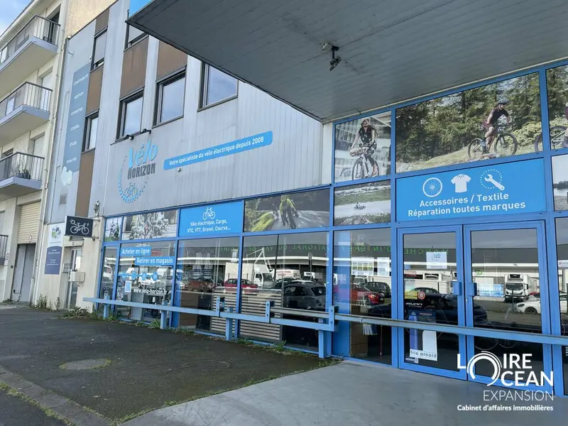 Local commercial 715 m² avec grande vitrine  prêt à l'emploi