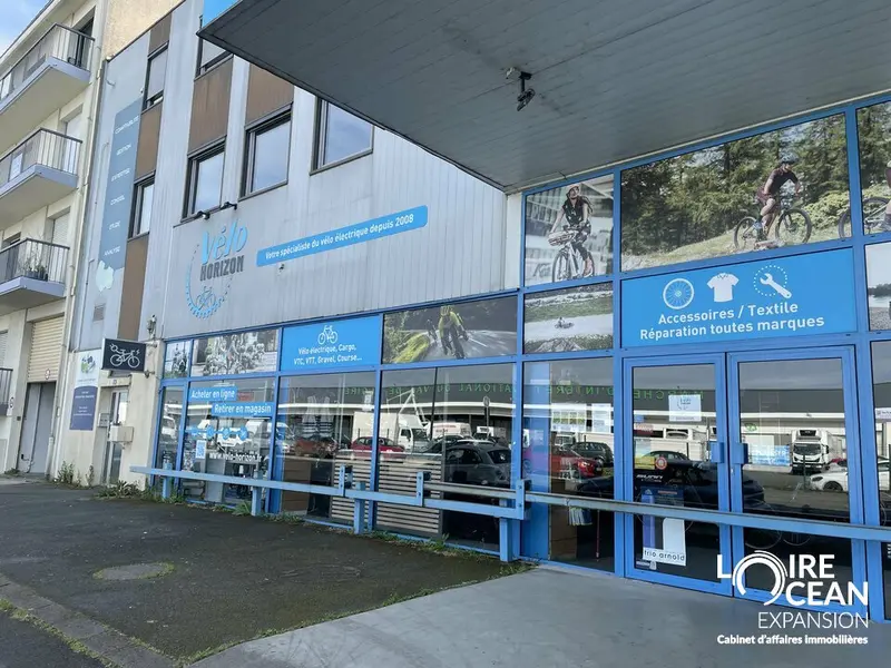 À vendre  Local commercial d'environ 715 m²