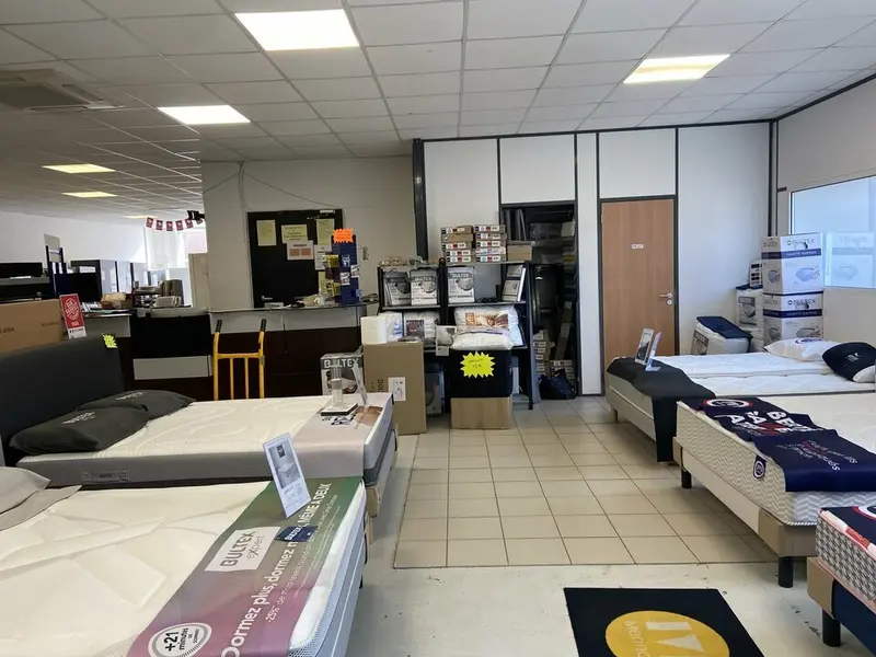 A louer Local commercial  240m² L'Isle-Jourdain