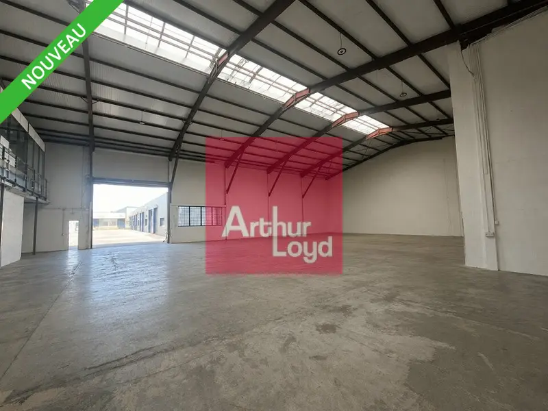 AUBIERE A LOUER  LOCAL ACTIVITE 1175 M²  - COUR PRIVATIVE