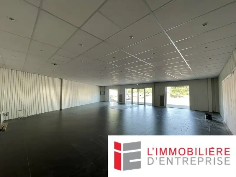 A LOUER - LOCAL COMMERCIAL - VANNES