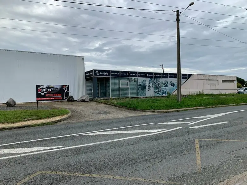 Eysines - Zone Commerciale - Location - Entrepôt + Show-Room - 1000m2